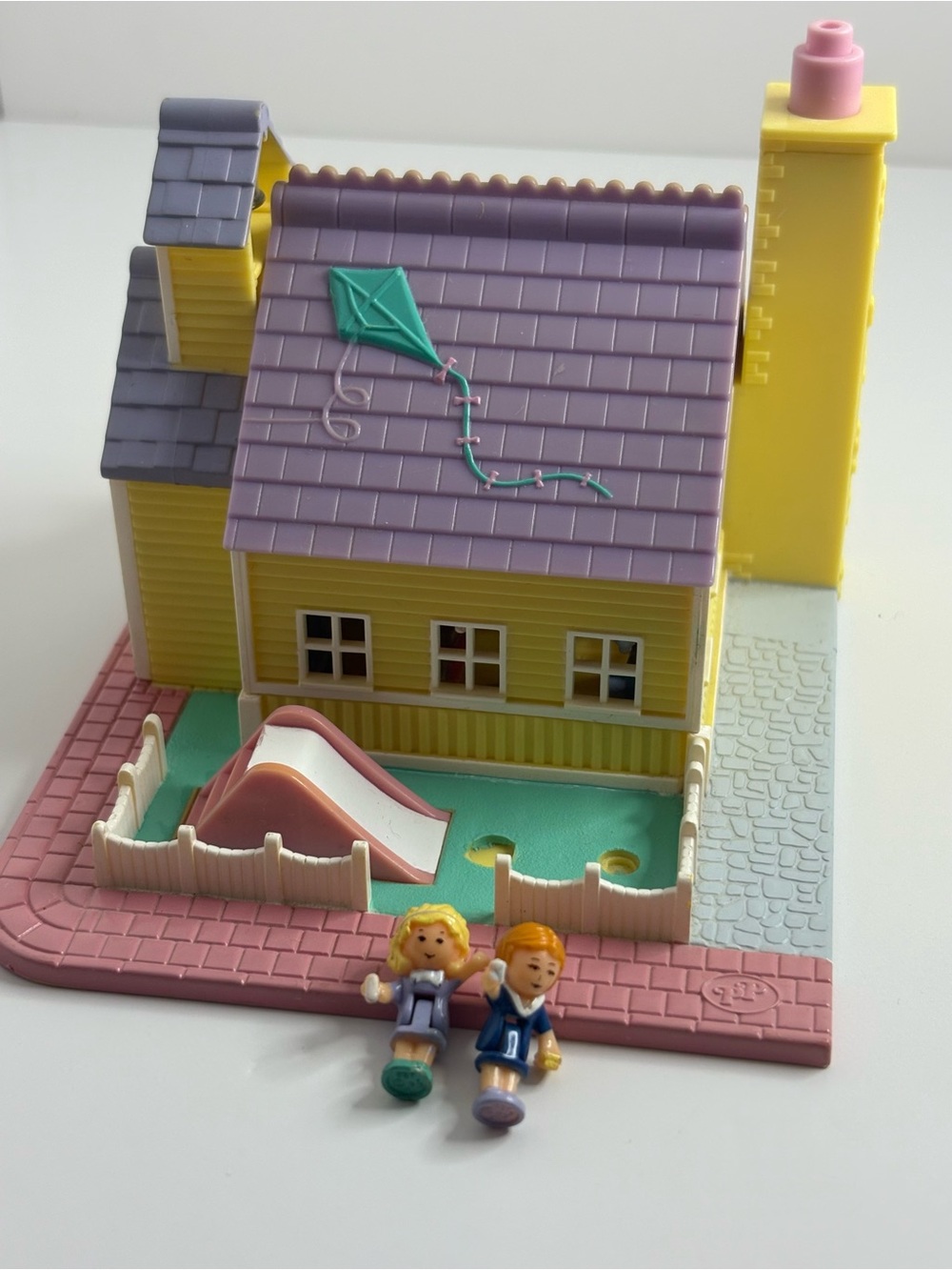 1993 Bluebird Polly Pocket Schoolhouse with 2 figures
